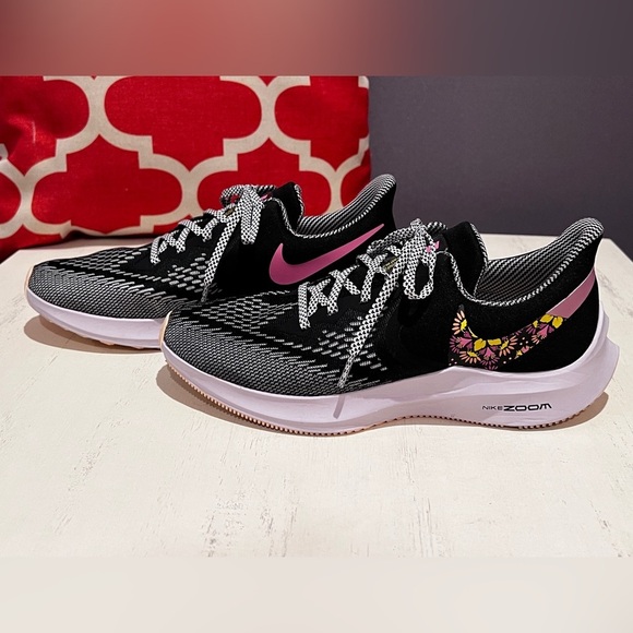 Nike Zoom Winflo 6 - Black and White Sneakers w/ Floral Swoop Accent - Picture 1 of 8